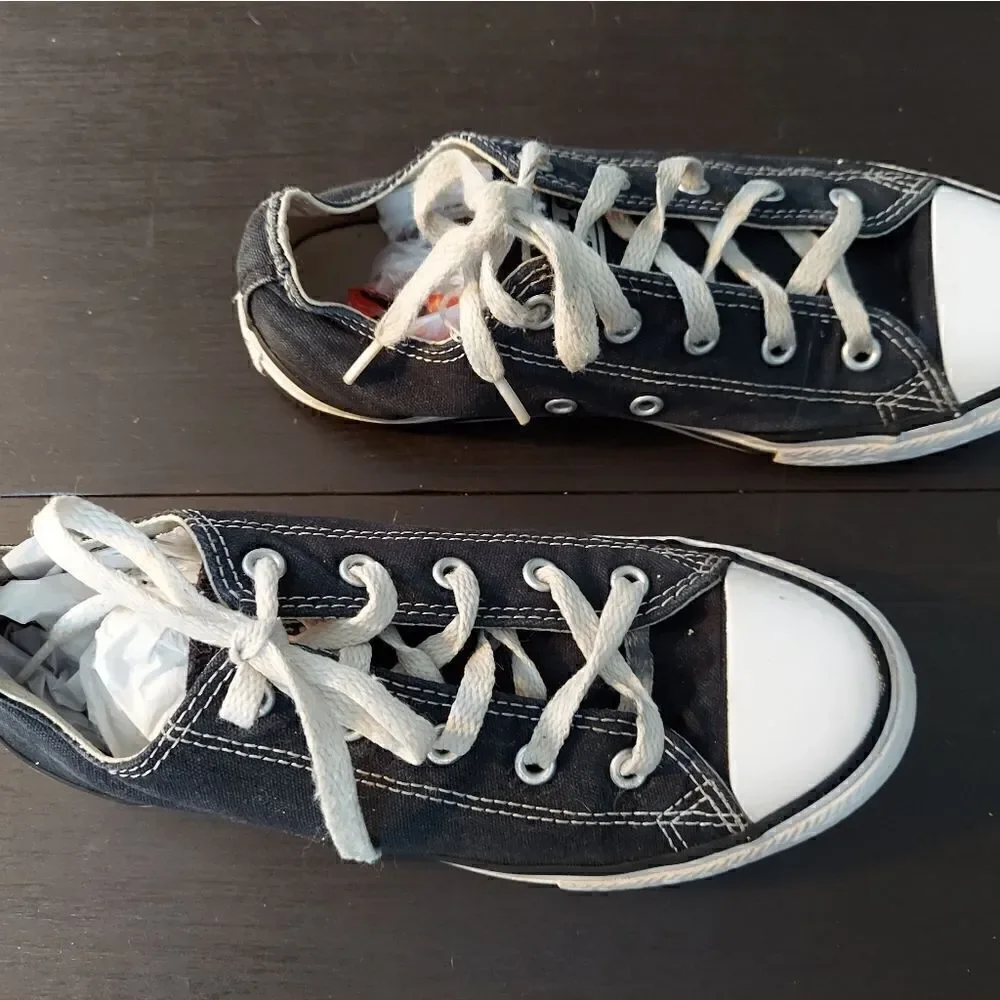 Converse sneakers youth size 3 in good condition